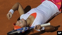 Li Na of China celebrates defeating Francesca Schiavone of Italy in the women's final of the French Open tennis tournament in Roland Garros stadium in Paris, June 4, 2011.