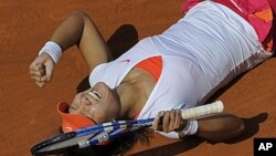 Li Na of China celebrates defeating Francesca Schiavone of Italy in the women's final of the French Open tennis tournament in Roland Garros stadium in Paris, June 4, 2011.