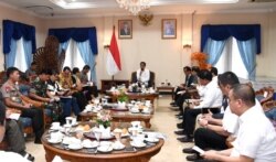 Presiden Joko Widodo memimpin rapat terkait penanganan virus corona di Halim Perdanakusuma (foto: Setpres RI).