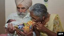 Chembere mbiri dzekuIndia, VaMohinder Singh Gill, 79, nemudzimai wavo Amai Daljinder Kaur, 70, vaine mwanakomana wavo akazvarwa pachishandiswa nzira dzeIVF muna 2016.