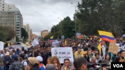 Manifestantes salieron a las calles de Bogotá, el miércoles, para continuar con el llamado paro nacional que comenzó el jueves pasado. Foto: Karen Sánchez / VOA.