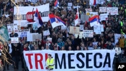 Ilustracija - protest studenata i građana povodom tri meseca od pada nadstrešnice železničke stanice u Novom Sadu i pogibije petnaestoro ljudi (AP Photo/Armin Durgut)