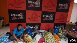 Para pengungsi ditampung di stasiun Radio Krakatau di Pandeglang. (Foto: VOA/Bhagaskoro)