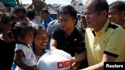 베니그노 아키노 필리핀 대통령이 18일 태풍 하이옌 피해를 입은 중부 레이테주를 방문했다.