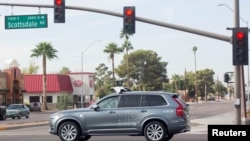 Un véhicule autonome Volvo, acquis par Uber, traverse une intersection à Scottsdale, Arizona, le 1er décembre 2017. 