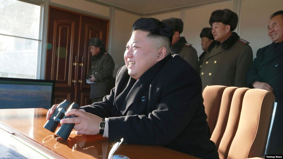 Lãnh đạo Triều Tiên Kim Jong Un theo dõi cuộc tập trận của một đơn vị thuộc sư đoàn bộ binh tại Bình Nhưỡng, ngày 7/1/2015.
