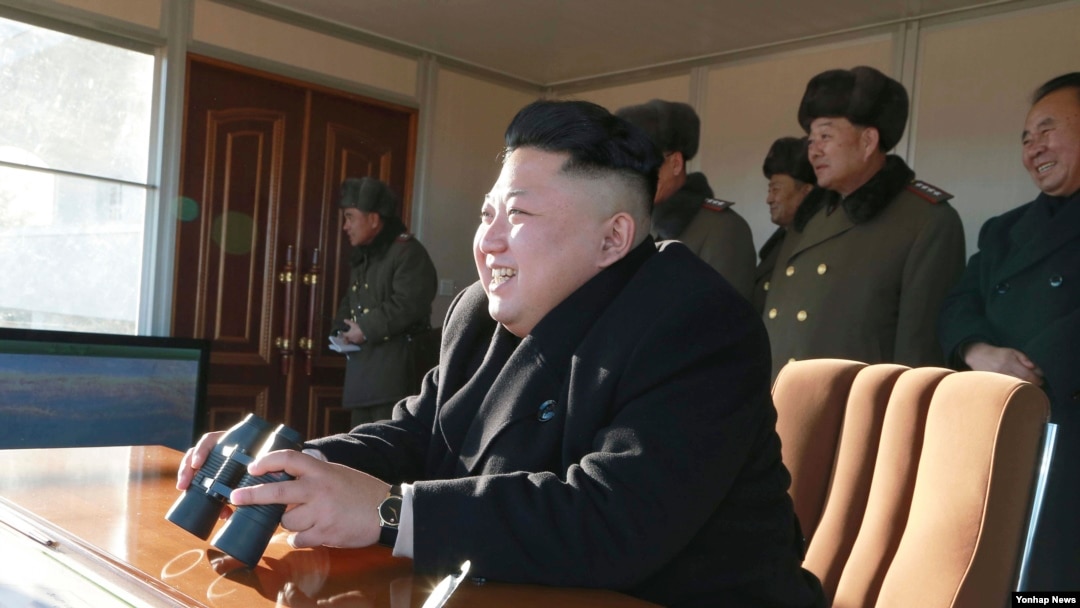 Lãnh tụ Bắc Triều Tiên Kim Jong Un theo dõi cuộc tập trận của một đơn vị thuộc sư đoàn bộ binh tại Bình Nhưỡng, ngày 7/1/2015.