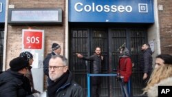 Un hombre da indicaciones a los turistas tras el cierre de la estación Colosseo del metro de Roma, luego de sentirse tres fuertes temblores en menos de una hora.