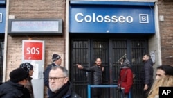 Un homme donne des indications aux touristes après la fermeture de la station de métro Colosseo suite à trois tremblements de terre qui ont frappé le centre de l'Italie en l'espace d'une heure, 18 janvier 2017.