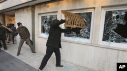 테헤란 주재 영국 대사관에 난입하여 창문을 부수는 이란 시위대