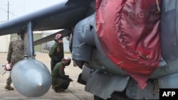 Une équipe aéronavale américaine inspecte un AV-8 Harrier II lors de l'exercice aérien conjoint «Max Thunder» entre la Corée du Sud et les États-Unis sur une base aérienne américaine dans la ville portuaire de Gunsan, au sud-ouest, le 20 avril 2017.