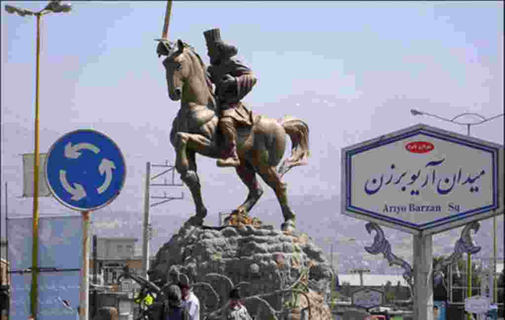 دادستان یاسوج می گوید تندیس آریوبرزن از میدان برداشته شده به موزه منتقل شود؛ اما موزه یاسوج موزه آثار باستانی است و تندیس نوساز آریوبرزن نمی تواند مشمول «آثار باستانی» شود <a href="http://www.voanews.com/persian/news/iran-ario-barzan-29-06-2011-124704099