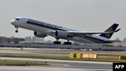 Pesawat Airbus A350 milik Singapore Airlines (SIA) lepas landas dari Bandara Changi di Singapura. (Foto: AFP)