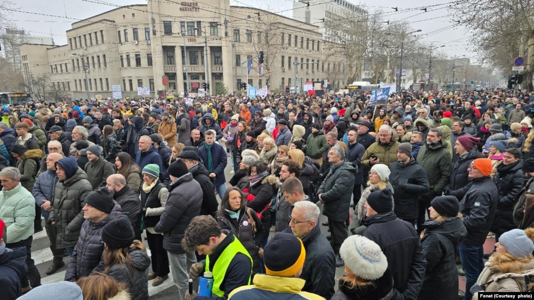 Građani u okviru akcije "Stani Srbijo, stani uz studente" blokiraju raskrsnicu ispred Pravnog fakulteta u Beogradu (Fonet / Marko Dragoslavić)