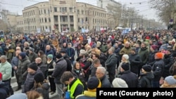 Ilustracija - jedna od prethodnih blokada raskrsnice Bulevara Kralja Aleksandra i beogradske ulice u okviru akcije odavanja počasti nastradalima u padu nadstrešnice u Novom Sadu "15 minuta tišine" (Fonet / Marko Dragoslavić)