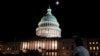 Seseorang duduk di luar Capitol AS setelah Ketua DPR AS Kevin McCarthy mencapai kesepakatan tentatif dengan Presiden Joe Biden untuk menaikkan plafon utang AS. di Washington, AS, 27 Mei 2023. ( Foto: REUTERS/Nathan Howard)