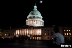 Presiden AS dan Ketua Kongres DPR Kevin McCarthy mencapai kesepakatan sementara plafon utang AS untuk menghindari AS menghadapi gagal bayar utang. (Foto: REUTERS/Nathan Howard)