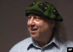 FILE - British rock and blues guitarist Peter Green, a founding member of Fleetwood Mac, relaxes backstage before performing with his band, Peter Green's Splinter Group, at B.B. King Blues Club & Grill, April 7, 2001, in New York.