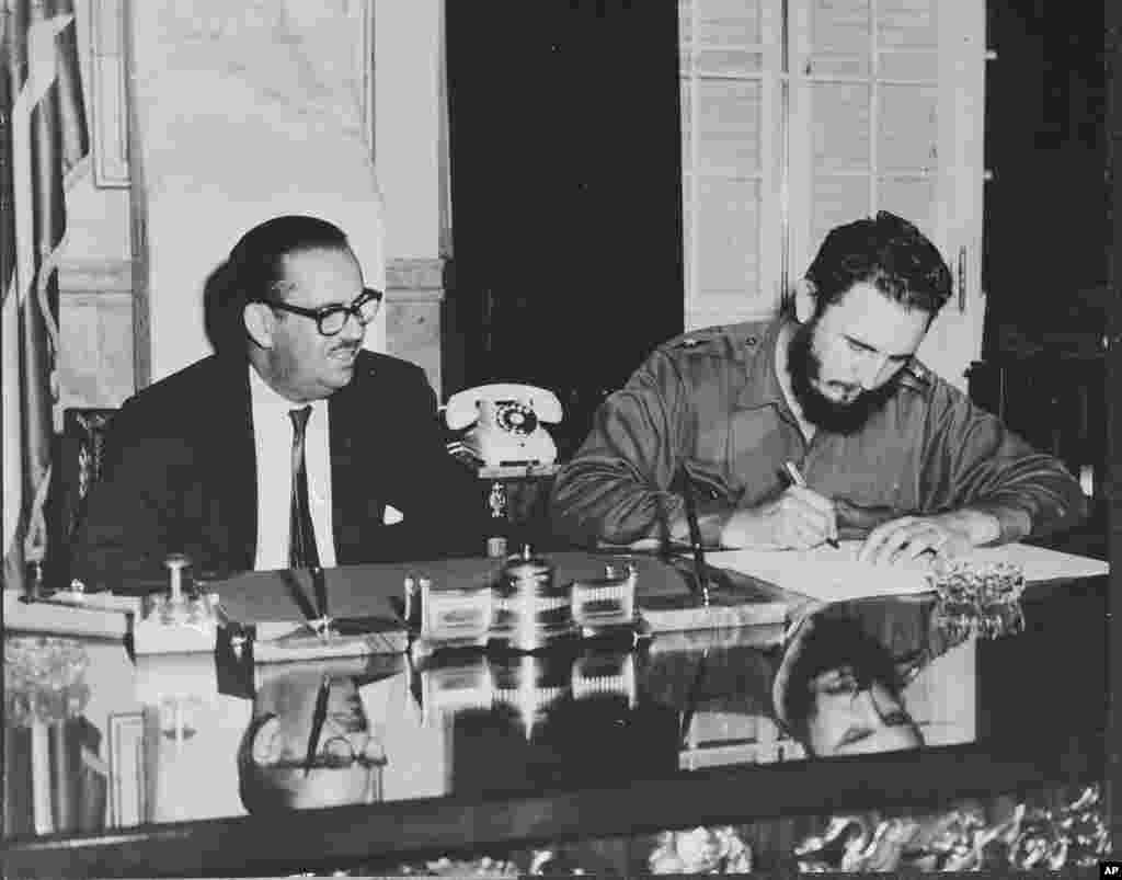 El primer ministro cubano Fidel Castro firma un decreto de nacionalización de todos los bancos de propiedad estadounidense en Cuba, el 17 de septiembre de 1960.