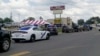 La policía responde a la escena de un tiroteo, el viernes 21 de junio de 2024, en Fordyce, Arkansas. El inicio del verano fue particularmente violento en EEUU con docenas de muertos y heridos en tiroteos ocurridos en Alabama, Ohio y Arkanzas.