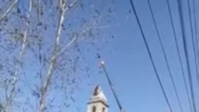 河南上蔡县强拆天主教堂尖顶和十字架
