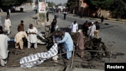 La police et les secouristes recouvrent les corps de victimes après une explosion à Quetta, Pakistan, 23 juin 2017.