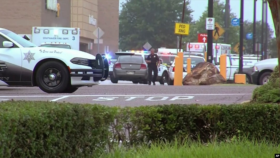 Policija ispred Volmarta u Misisipiju, gde su ubijene dve osobe, 30. jul 2019.