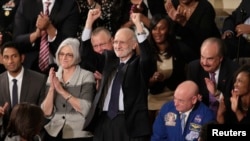 El excontratista Alan Gross, recientemente liberado de una prisión de Cuba, celebra la mención del presidente Obama sobre el relanzamiento de las relaciones entre Estados Unidos y Cuba.