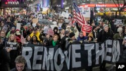 Skup u Njujorku na kojem su učesnici tražili opoziv Donalda Trampa (Foto: AP/Bebeto Matthews)