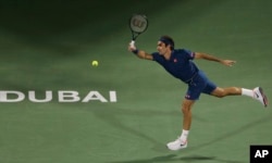 로저 페더러 선수가 2일 아랍에미리트(UAE) 두바이에서 열린 프로테니스협회(ATP) 투어 '두바이 듀티프리 챔피언십' 남자 단식 결승에서 그리스의 스테파노스 치치파스를 상대로 그래스 코트(Grass court) 위에서 경기하고 있다.