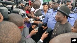 Shugaban Najeriya Goodluck Jonathan a shelkwatar rundunar 'yansanda, Abuja.