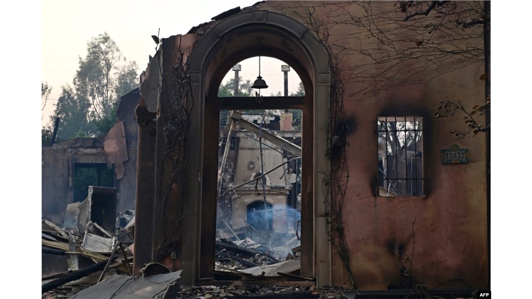 Pacific Palisades'te yangında zarar görmüş bir ev.