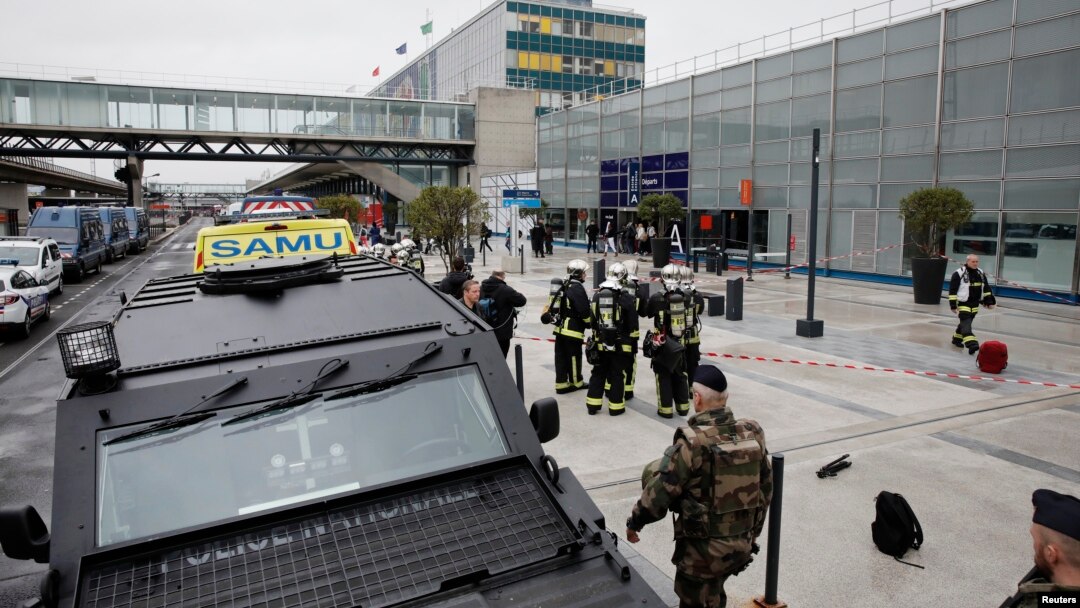 Militer dan petugas medis siaga pasca insiden penembakan di bandara Paris, Perancis Sabtu pagi (18/3). 