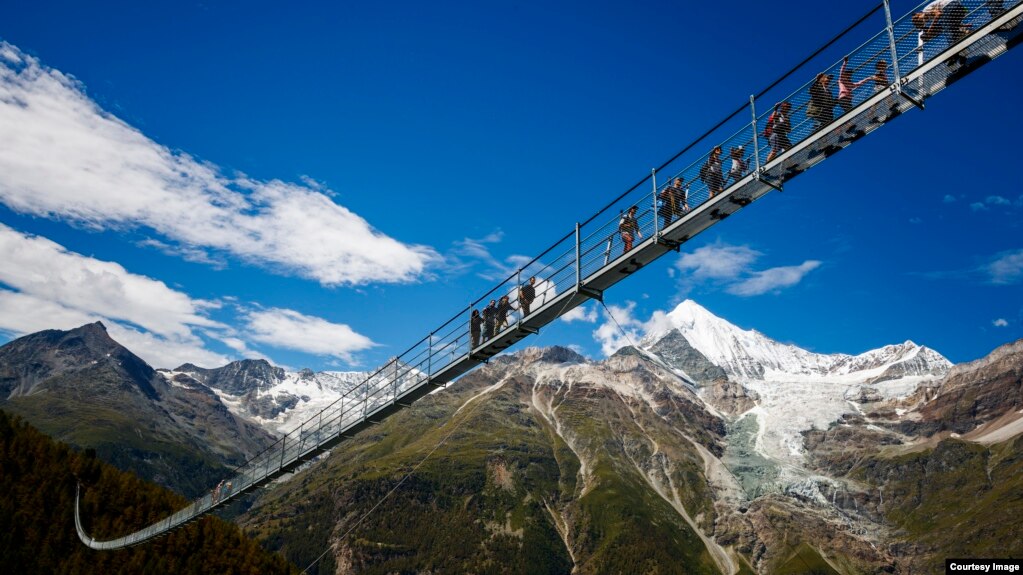 Αποτέλεσμα εικόνας για World’s longest suspension foot bridge opens for tourists at Switzerland