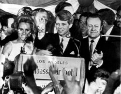 Robert F. Kennedy vurulmadan az önce Los Angeles'taki Ambassador Oteli'nde yaptığı konuşmasında (5 Haziran 1968)