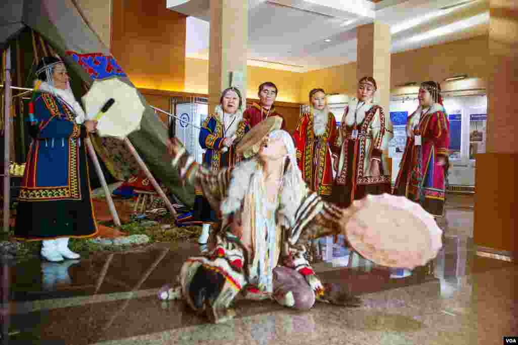 Orang Nenets merayakan tradisi mereka, yang telah bertahan selama 70 tahun dalam Soviet yang komunis dan dua dekade konsumerisme Rusia. (VOA/V. Undritz)