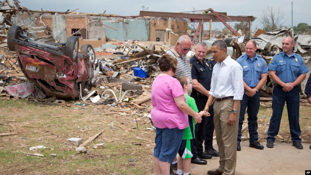 Predsednik Barak Obama tokom obilaska gradića Mor u Oklahomi