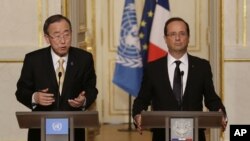 Sekjen PBB, Ban Ki-moon (kiri) dan Presiden Perancis Francois Hollande, dalam jumpa pers di Istana Elysee, Paris (9/10). 