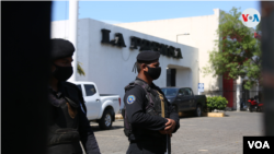 Policías permanecían en el exterior de La Prensa el fin de semana. Los empleados tienen previsto retrornar a sus labores este lunes 16 de agosto de 2021. [Houston Castillo Vado]