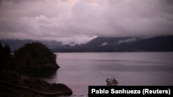 Acueductos vistos alrededor del pueblo de Sotomo, Chile, el 6 de agosto de 2021.  Solo se puede llegar al pueblo en barco.  (REUTERS/Pablo Sanhueza)