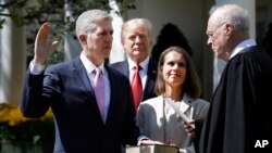 Presiden AS Donald Trump menyaksikan pengambilan sumpah Neil Gorsuch sebagai Hakim Agung di Gedung Putih, 10 April 2017 lalu (foto: dok). 