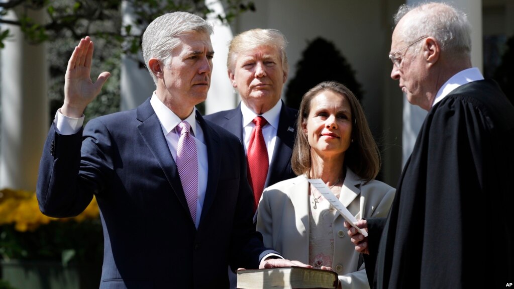 El presidente Donald Trump observa la toma de juramento de Neil Gorsuch por parte del juez Anthony Kennedy (derecha) en la Casa Blanca. Al centro, la esposa de Gorsuch, Marie Louise, que sostuvo la Biblia.