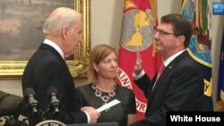 Wakil Presiden AS Joe Biden melantik Ashton Carter (kanan) sebagai Menhan AS yang baru, Selasa (17/2).