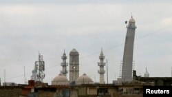 Arhiva - Crna džihadistička zastava vijori se nad al-Habda minaretom Velike džamije u Mosulu, Irak, 16. marta 2017.