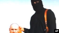 Seorang militan ISIS bersama sandera jurnalis Steven Sotloff (foto: dok). ISIS mengeluarkan video baru pemenggalan 21 sandera Mesir Minggu (15/2).