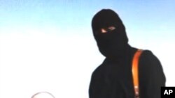 ဓားစာခံတွေကို ခေါင်းဖြတ်သတ်တာ ရိုက်ယူထားတဲ့ ဗွီဒီယိုတွေထဲမှာပါတဲ့ အစ္စလာမ်စစ်သွေးကြွ IS အဖွဲ့က မျက်နှာဖုံးစွပ်လူ ဘယ်သူပါလဲ။