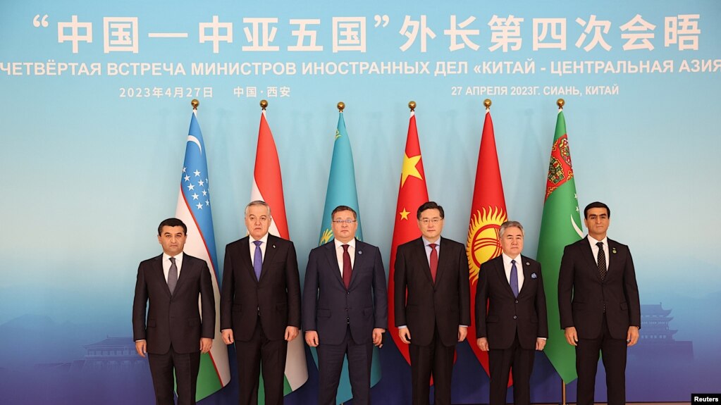 中国外交部长秦刚2023年4月27日与中亚五国外长会晤，商定中国—中亚峰会的举办。（路透社）(photo:VOA)