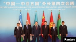 中国外交部长秦刚2023年4月27日与中亚五国外长会晤，商定中国—中亚峰会的举办。（路透社）