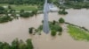 El río La Plata inunda un camino tras el paso de la tormenta tropical Ernesto por la localidad de Toa Baja, el miércoles 14 de agosto de 2024, en Puerto Rico.