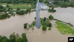 El río La Plata inunda un camino tras el paso de la tormenta tropical Ernesto por la localidad de Toa Baja, el miércoles 14 de agosto de 2024, en Puerto Rico.